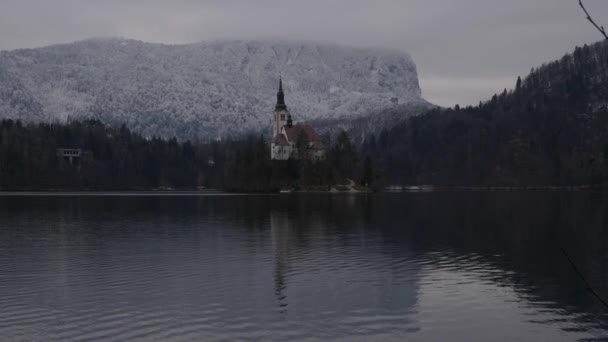 Lago Bled Chiesa Isola Mattina Nuvole Nel Periodo Invernale — Video Stock