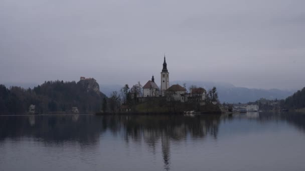 Lake Bled Church Island Ochtend Wolken Winter — Stockvideo