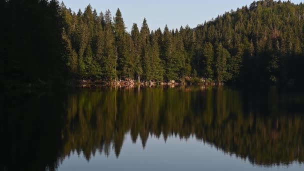 Place paisible dans la nature au bord du lac des Montagnes, heure d "été