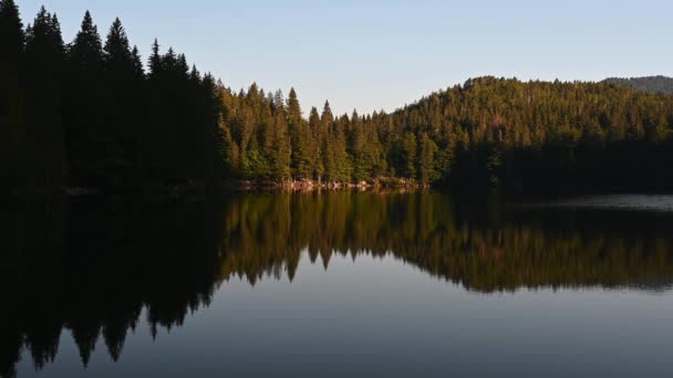 Place paisible dans la nature au bord du lac des Montagnes, heure d "été