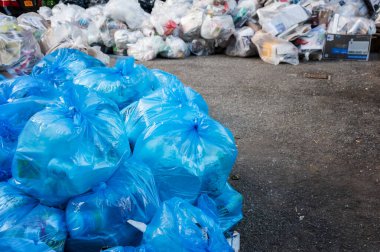 Çöp torbası, çöp torbası, çöp torbası, çöp yığını, çöp, çöp, plastik atık ve köpük tepsisi, yerde çöp, plastik atık..