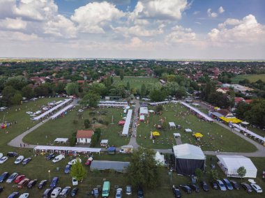 5 Haziran 2022 'de. - TEMERIN, SERBIA: Sırbistan 'ın Temerin kentinde 5 Haziran 2022' de Sırbistan 'da düzenlenen Pasuljijada Bean Festivali 2022 Gıda ve Müzik Festivali Sahneleri. İnsanlar güzel bir yaz gününün tadını çıkarırken, geleneksel yemek ve içecekler DJ ve müzik B