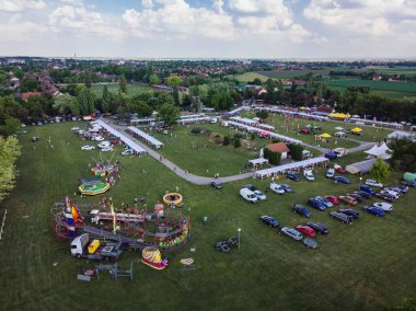 5 Haziran 2022 'de. - TEMERIN, SERBIA: Sırbistan 'ın Temerin kentinde 5 Haziran 2022' de Sırbistan 'da düzenlenen Pasuljijada Bean Festivali 2022 Gıda ve Müzik Festivali Sahneleri. İnsanlar güzel bir yaz gününün tadını çıkarırken, geleneksel yemek ve içecekler DJ ve müzik B