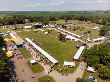 5 Haziran 2022 'de. - TEMERIN, SERBIA: Sırbistan 'ın Temerin kentinde 5 Haziran 2022' de Sırbistan 'da düzenlenen Pasuljijada Bean Festivali 2022 Gıda ve Müzik Festivali Sahneleri. İnsanlar güzel bir yaz gününün tadını çıkarırken, geleneksel yemek ve içecekler DJ ve müzik B