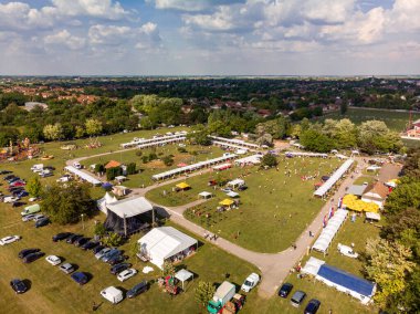 5 Haziran 2022 'de. - TEMERIN, SERBIA: Sırbistan 'ın Temerin kentinde 5 Haziran 2022' de Sırbistan 'da düzenlenen Pasuljijada Bean Festivali 2022 Gıda ve Müzik Festivali Sahneleri. İnsanlar güzel bir yaz gününün tadını çıkarırken, geleneksel yemek ve içecekler DJ ve müzik B
