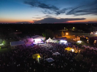 5 Haziran 2022 'de. - TEMERIN, SERBIA: Sırbistan 'ın Temerin kentinde 5 Haziran 2022' de Sırbistan 'da düzenlenen Pasuljijada Bean Festivali 2022 Gıda ve Müzik Festivali Sahneleri. İnsanlar güzel bir yaz gününün tadını çıkarırken, geleneksel yemek ve içecekler DJ ve müzik B