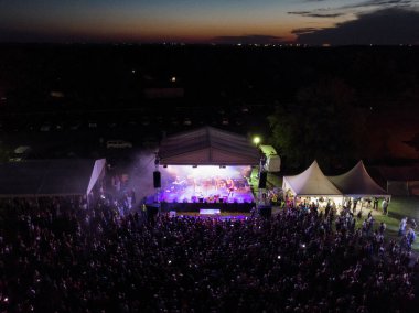 5 Haziran 2022 'de. - TEMERIN, SERBIA: Sırbistan 'ın Temerin kentinde 5 Haziran 2022' de Sırbistan 'da düzenlenen Pasuljijada Bean Festivali 2022 Gıda ve Müzik Festivali Sahneleri. İnsanlar güzel bir yaz gününün tadını çıkarırken, geleneksel yemek ve içecekler DJ ve müzik B