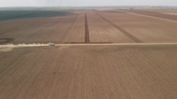 Kirli Yolda Hız Yapmak Ilkbaharda Kırsal Alanda Tarım Tarlaları Arasında — Stok video