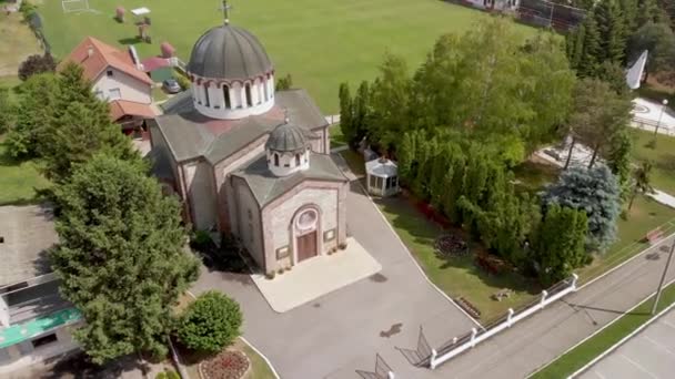 Güneşli Bir Günde Temerin Kasabasındaki Ortodoks Kilisesi Nin Hava Görüntüsü — Stok video