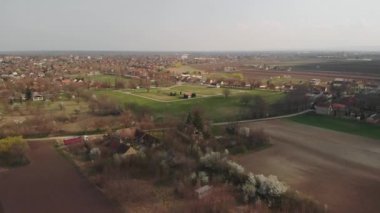 Sırbistan 'ın Voyvodina kenti Novi Sad yakınlarındaki Küçük Temerin Kenti' nin Bahar Saati Havadan Görünümü