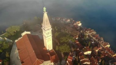 Hırvatistan 'ın Rovinj Eski Kentinde Kış Gündoğumunun Hava Görüntüsü 4K