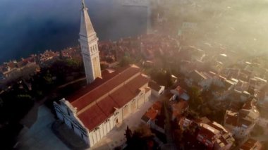 Hırvatistan 'ın Rovinj Eski Kentinde Kış Gündoğumunun Hava Görüntüsü 4K