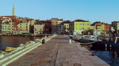 Hırvatistan 'ın Rovinj Eski Kentinde Kış Gündoğumunun Hava Görüntüsü 4K