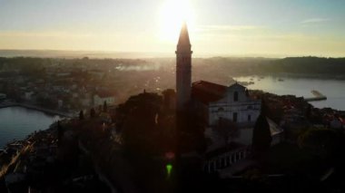 Hırvatistan 'ın Rovinj Eski Kentinde Kış Gündoğumunun Hava Görüntüsü 4K