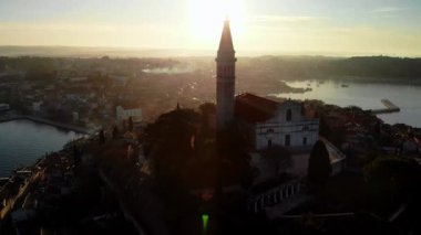 Hırvatistan 'ın Rovinj Eski Kentinde Kış Gündoğumunun Hava Görüntüsü 4K