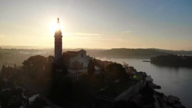 Hırvatistan 'ın Rovinj Eski Kentinde Kış Gündoğumunun Hava Görüntüsü 4K