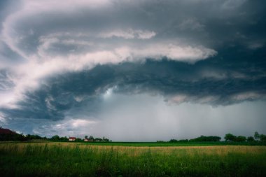 Yazın Yeşil Tarlalarda Güzel ve Hayret Veren Süper Hücre Fırtına Bulutları