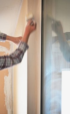 Seçici Odak Erkek Ressamların Elleri, İç Yenileme Devam Ediyor. DIY Konsepti.