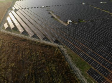 Bir Güneş Enerjisi Santralinin Havadan Görünümü, Büyük Güneş Çiftliği Güneş 'ten alternatif temiz enerji toplama, Güneş Panelleri.