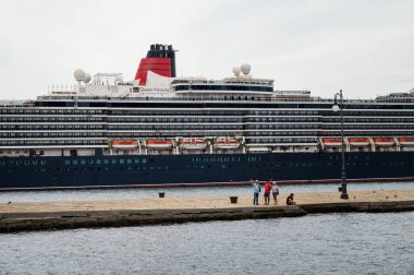 Trieste, İtalya - 7 Temmuz 2024: Trieste, İtalya, Avrupa 'daki güzel deniz aşırı yolcu gemisi Kraliçe Victoria' nın yan görüntüsü.