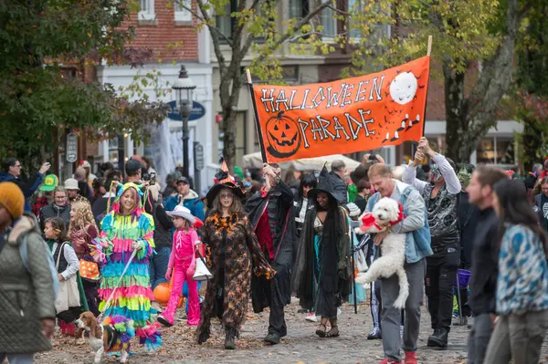 NANTUCKET ADASI, MASSACHUSETTS - 10 / 31 / 2023 - Nantucket Adası 'ndaki ana caddede Cadılar Bayramı Geçidi' nde kostümlü insanlar. Şaka mı şeker mi?.