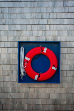 Cape Code 'daki ana kasaba rıhtımındaki Zona Duvarında Yaşam Halkası Bouy