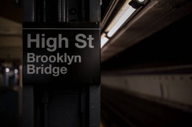 New York Şehri Metro Tabelası High Caddesi ve Brooklyn Köprüsü İstasyonu