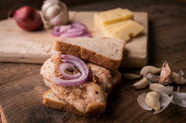 Tahta tabakta ev yapımı tavuk sandviçi, chease, soğan, sarımsak çeşnisi