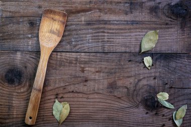 Fotokopi alanı, ahşap çatal, baharat ve siyah biber baharatları olan ahşap gıda odaklı kırsal fon teması