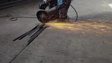 Demir Çubukları Öğütücüyle Kesen İşçi, Ağır çelik endüstrisi işi