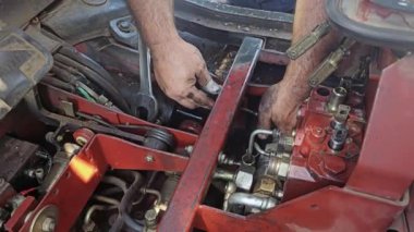 Eğitimli Profesyonel Ağır Görevli Tamirci Forklift, çalışkan bir adamın kirli elleri