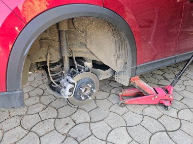 Lastik tamir sahnesi, acil durum lastikleri, hava sıkıştırılmış anahtar lastiği (vida vidaları))