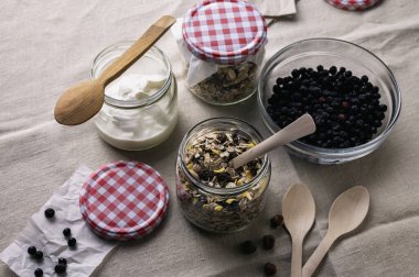 Sağlıklı kahvaltı için cam kavanozda yulaf ezmesi, yoğurt ve böğürtlen ile daha önce hazırlanmış, konsept kahvaltı