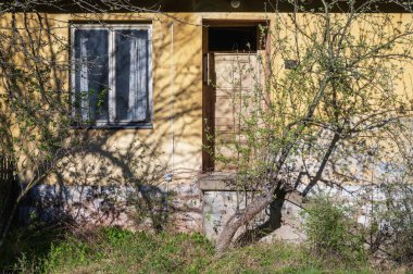 Terk edilmiş maden bölgesinde eski harabe evler, dağlarda harap evler ve bahar zamanı güzel doğa.