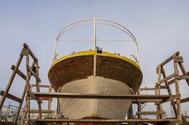 Kışlık şalopa donanımlı ahşap tekne karada duruyor, yakın plan. Yeni yelken sezonunu bekliyorum. Yat Kulübü (marina), Denizcilik gemisi, servis, ulaşım