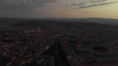 Verona şehri, yaz sabahı, 4K sefer sayılı hava aracı.