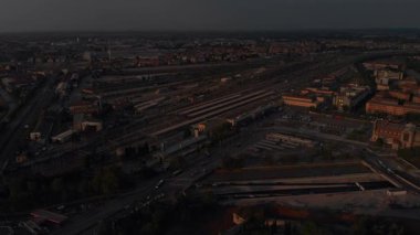 Verona şehri, yaz sabahı, 4K sefer sayılı hava aracı.