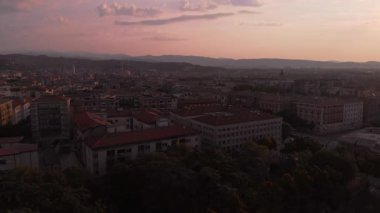 Verona şehri, yaz sabahı, 4K sefer sayılı hava aracı.