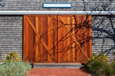 Modern dış ahır tarzı ahşap kapı kiremitlerle kaplı ev, Cape Code