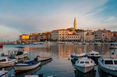 Rovinj Old Town Renkli Sokakları, Yaz Sabahı Gündoğumu, Eski Akdeniz Şehri ve ünlü Turistik Yer.