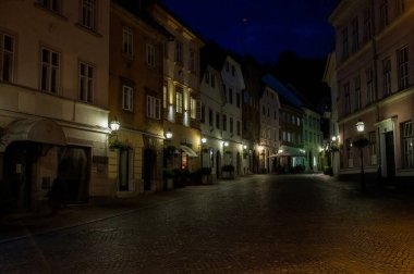 Ljubljana kenti, Slovenya 'nın başkenti Bulutlu Yaz Akşamı ve Turistler Tarafından Aşağı Kasaba Sokakları Popüler Yeri.