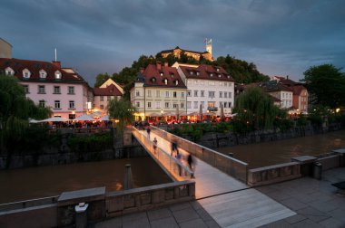 Ljubljana kenti, Slovenya 'nın başkenti Ljubljanica Nehri' ndeki Bulutlu Yaz Akşamı ve Turistler tarafından işletilen gezinti alanı.