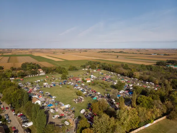 Küçük Geleneksel Yerel Köy Fuarı, el yapımı mallar ve bazı küçük hayvanlar, gıda mahkemesi ve çeşitli araçlarla, Temerinski vasar, Temerin, Voyvodina, Sırbistan