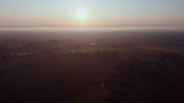 Yaz Gündoğumu 'nun sonlarına doğru, Sırbistan' ın kuzeyindeki Voyvodina 'da çoğunlukla tarım sahalarındaki tarımsal düzlüklerde biraz hava akımı ve buğuyla birlikte. Temerin kasabası yakınlarında..
