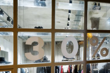 Noel 'de, kış tatillerinde mağaza vitrinlerinde% 30 indirim.