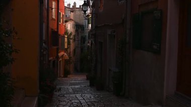 Hırvatistan 'ın Rovinj kentinin Tarihi Sokaklarında Güzel Yaz Gündoğumu' nun 4k Videosu
