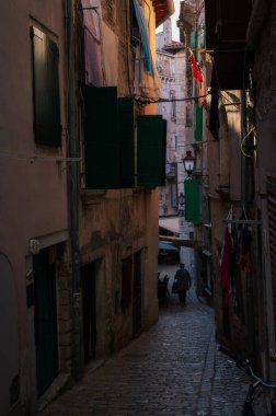 ROVINJ, CROATIA - 8 Ağustos 2023 - Rovinj Eski Şehir Renkli Sokakları, Yaz Sabahı Gündoğumu, Eski Akdeniz Şehri ve ünlü Turistik Yer.