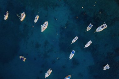 Adriyatik Turkuaz Deniz Limanı 'ndaki Tekne ve Yatlar Akdeniz, Havadan Aşağı Görünümü 