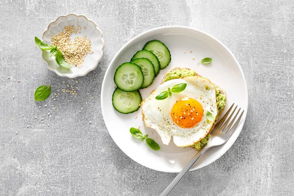 Kahvaltıda kızarmış yumurtalı avokado tostu, sağlıklı yemek, genel bakış.