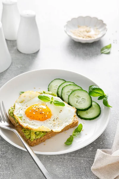 Авокадо Тост Жареным Яйцом Завтрак Здоровое Питание — стоковое фото